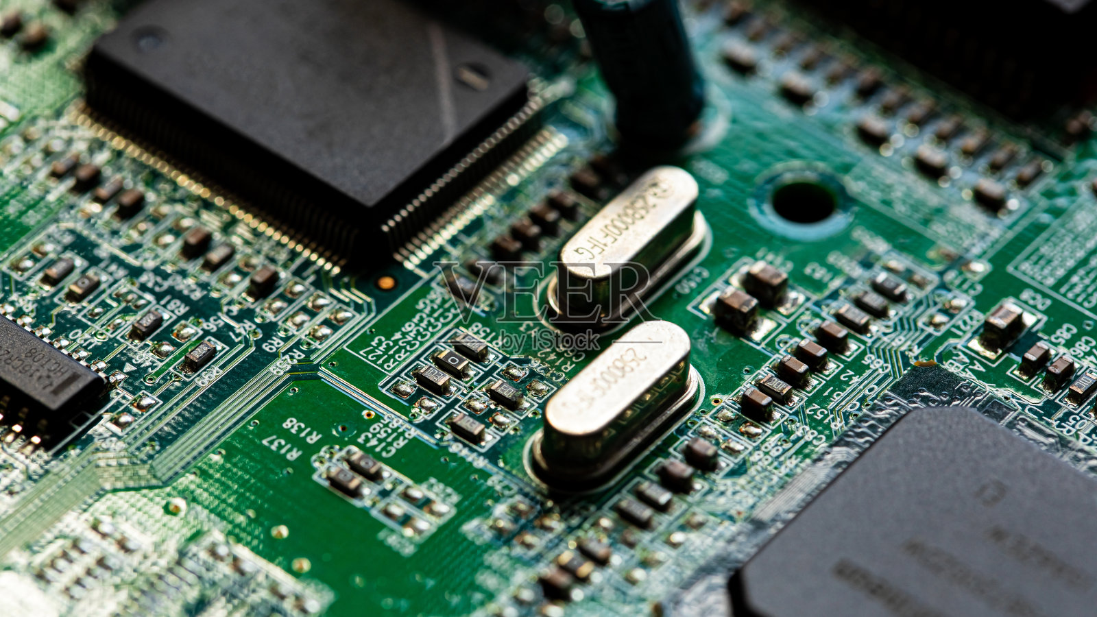 宏关闭元件和微芯片的PC电路板照片摄影图片