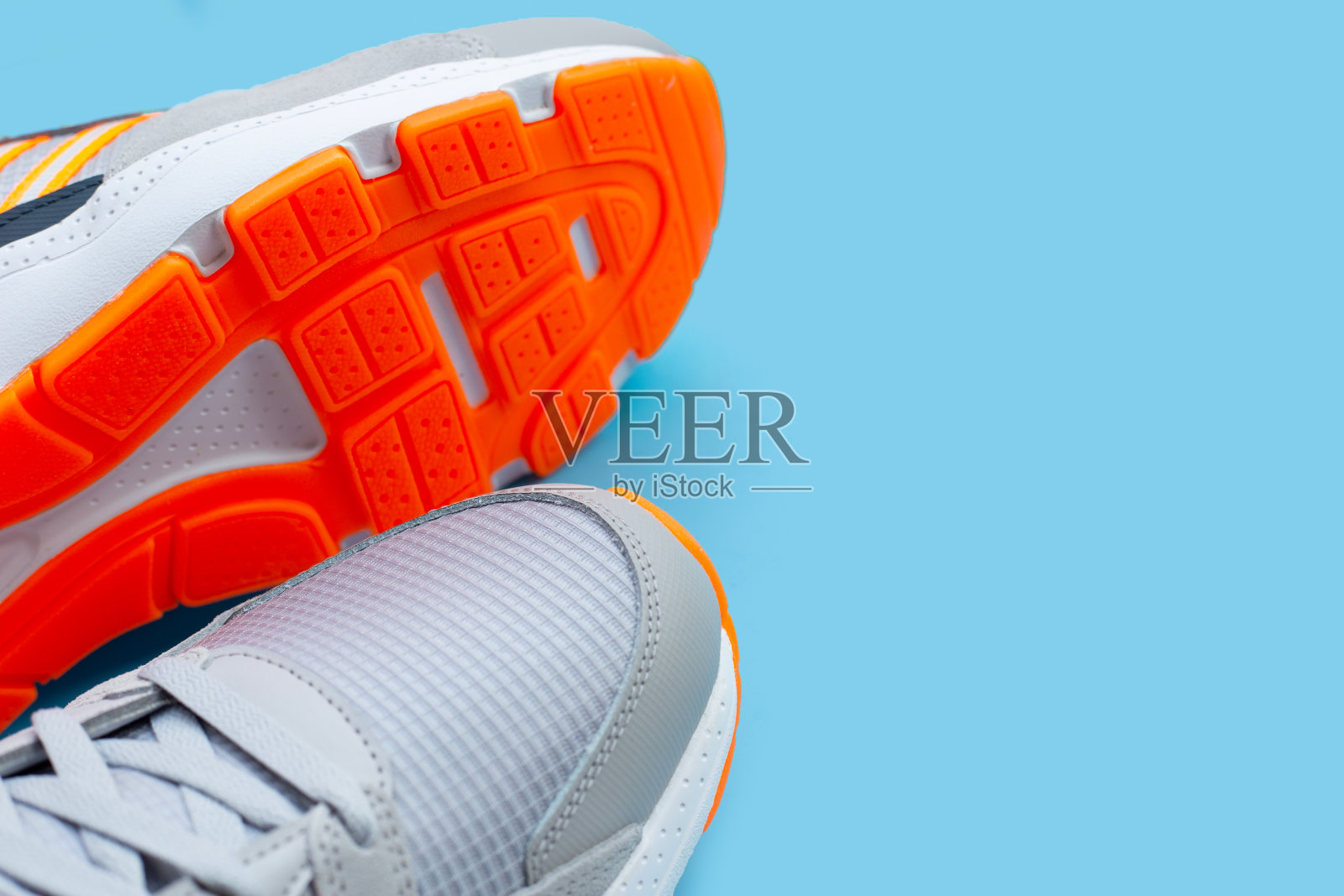 蓝色背景的运动鞋。照片摄影图片