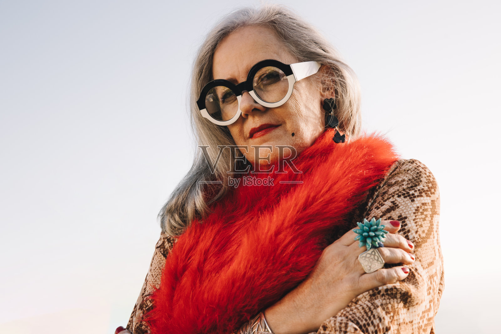 白发苍苍的女人在户外看着镜头照片摄影图片