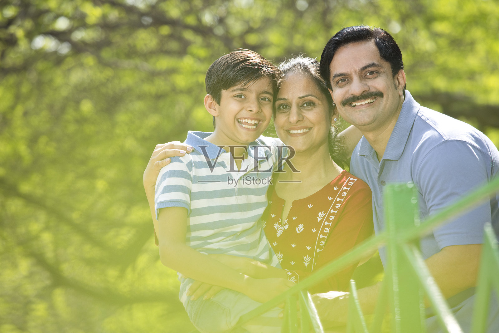 幸福的印度家庭在公园照片摄影图片