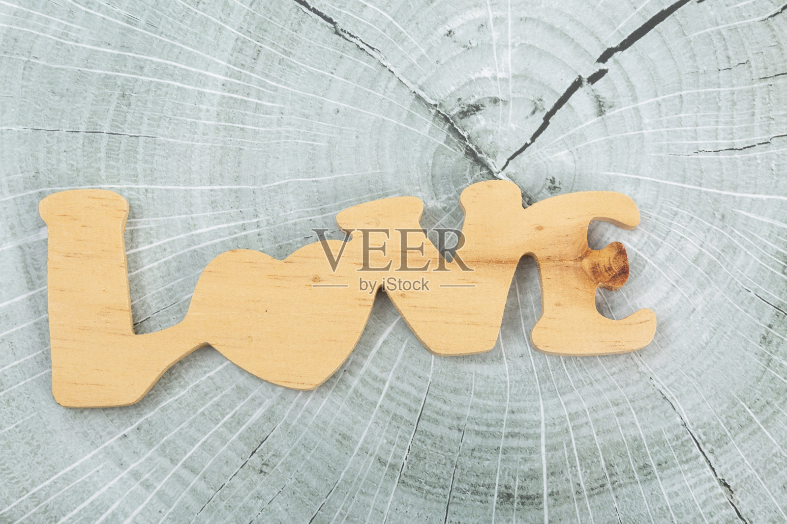 木制的爱情字;不同颜色的木制背景照片照片摄影图片