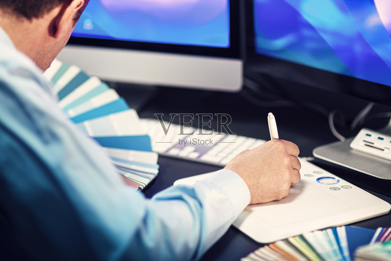 平面设计师绘图在图形平板电脑照片摄影图片