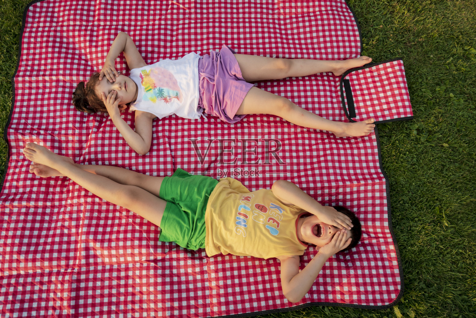 夏日快乐的孩子照片摄影图片