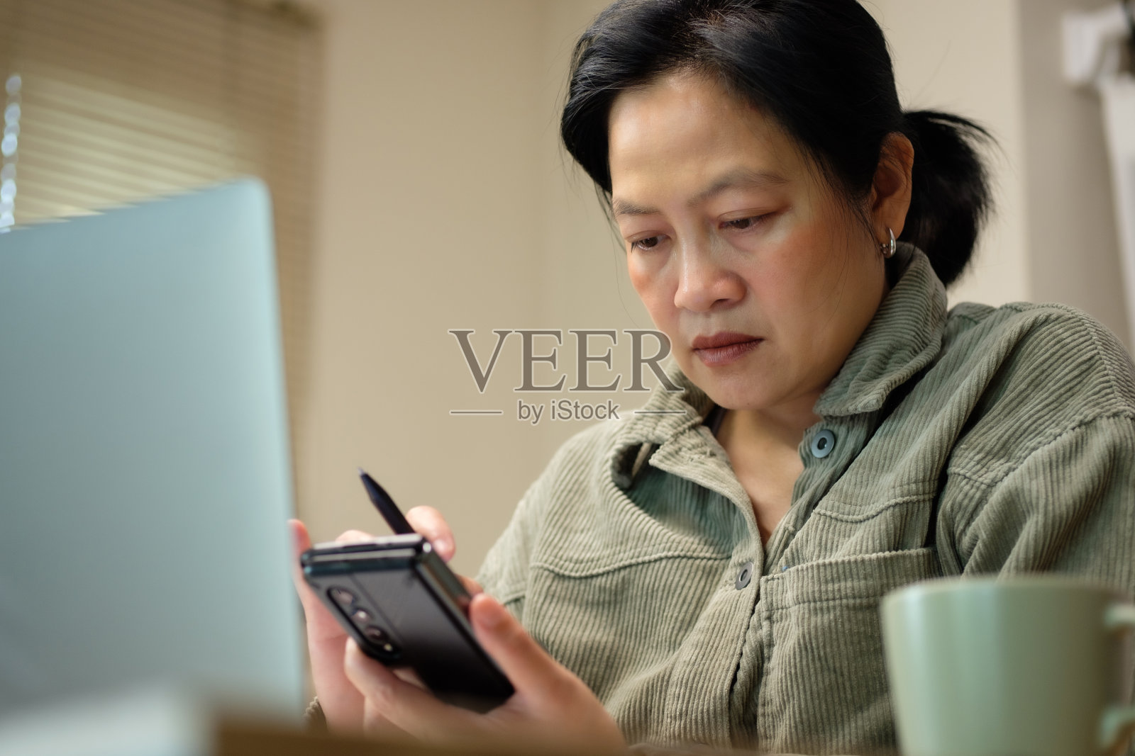 亚洲女性在家里使用手提电脑进行在线视频会议照片摄影图片