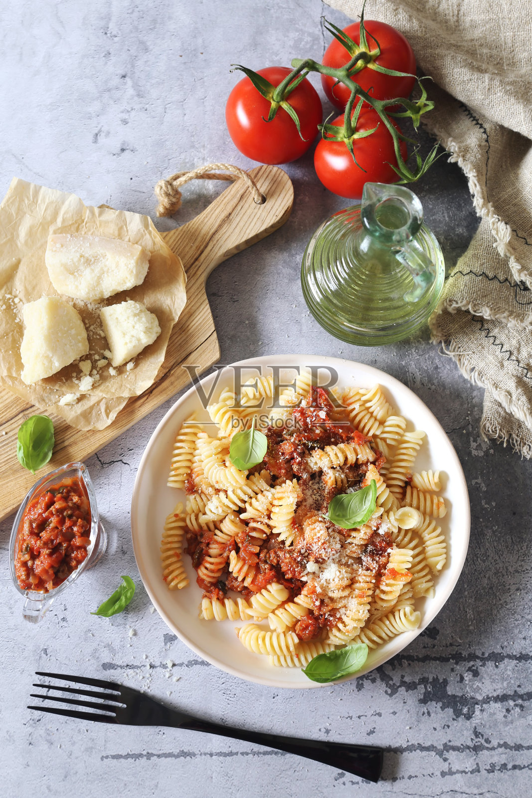 意大利肉酱面，意大利干酪粉，橄榄油和罗勒照片摄影图片