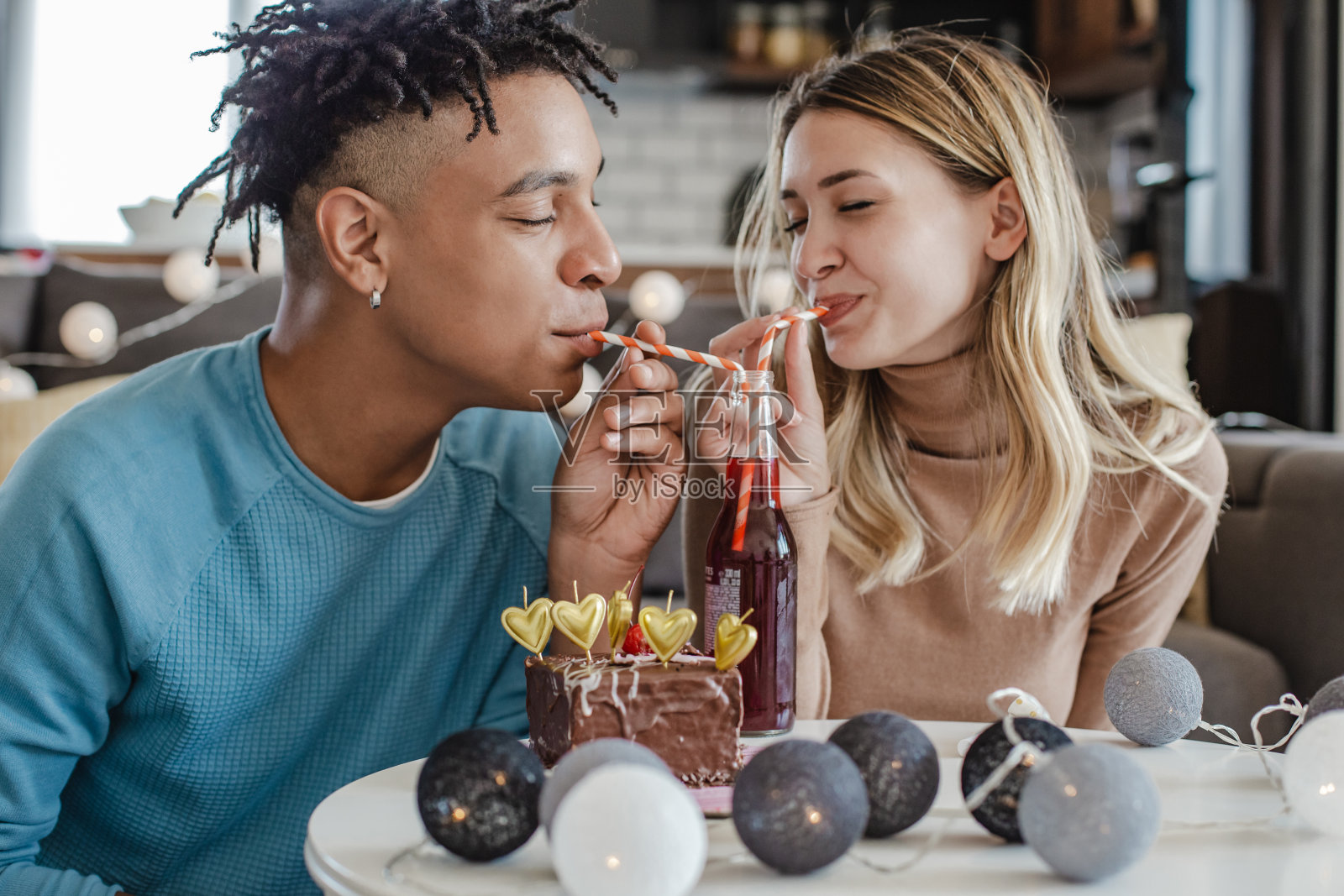 一对年轻夫妇在家里庆祝结婚纪念日照片摄影图片