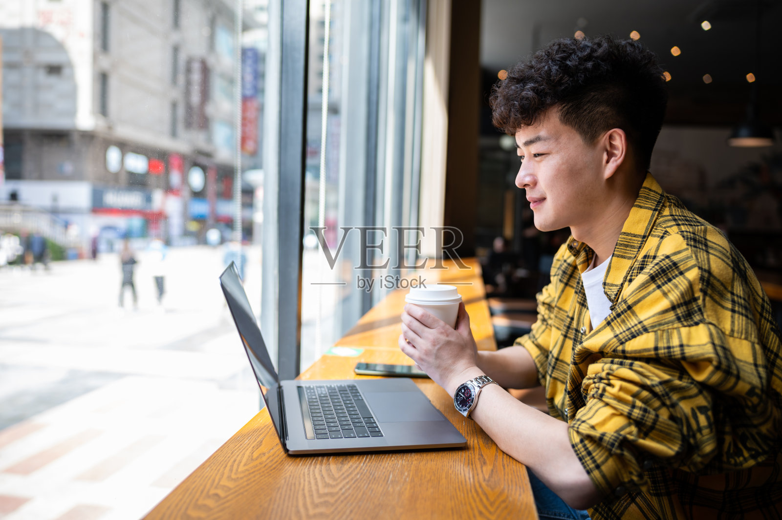 亚洲帅哥在咖啡厅用笔记本电脑照片摄影图片