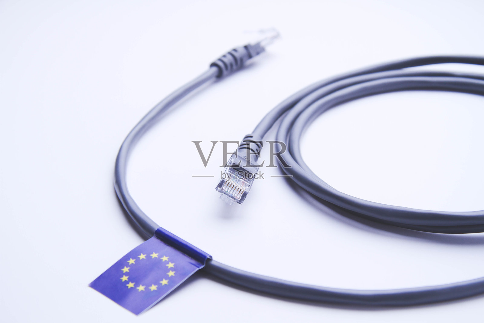 欧盟的互联网。带有欧盟旗帜的互联网电缆。照片摄影图片