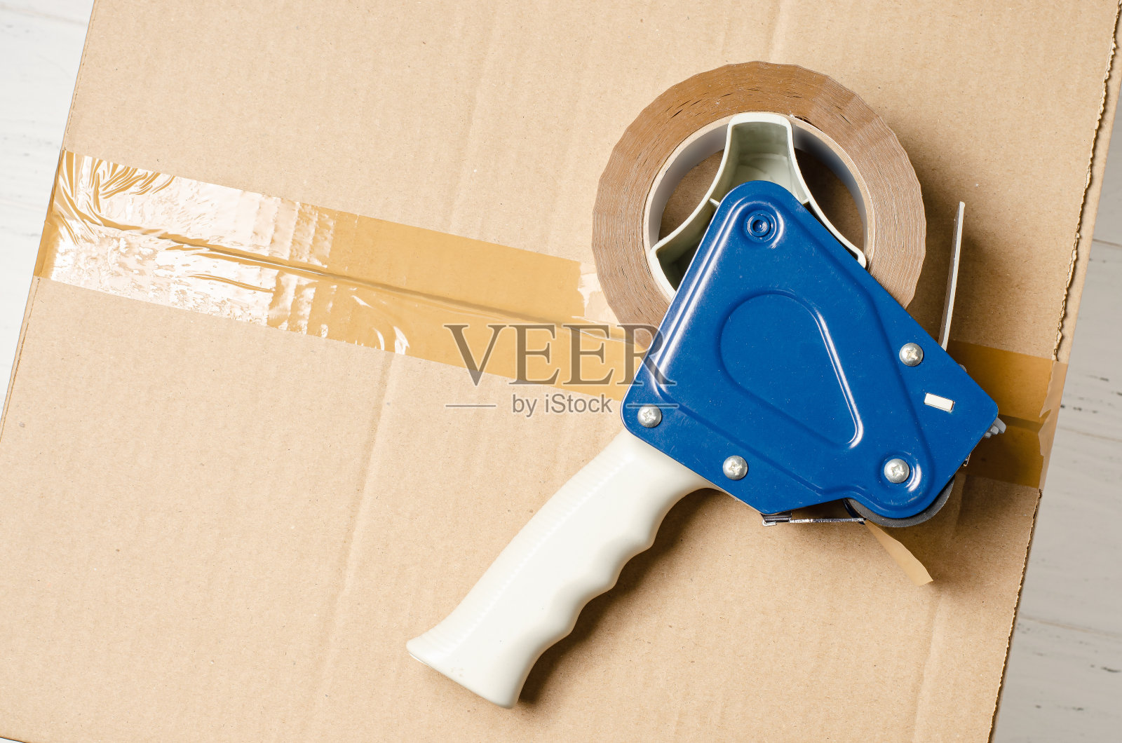 在网上商店里包装商品的工具。棕色纸板背景。本空间照片摄影图片