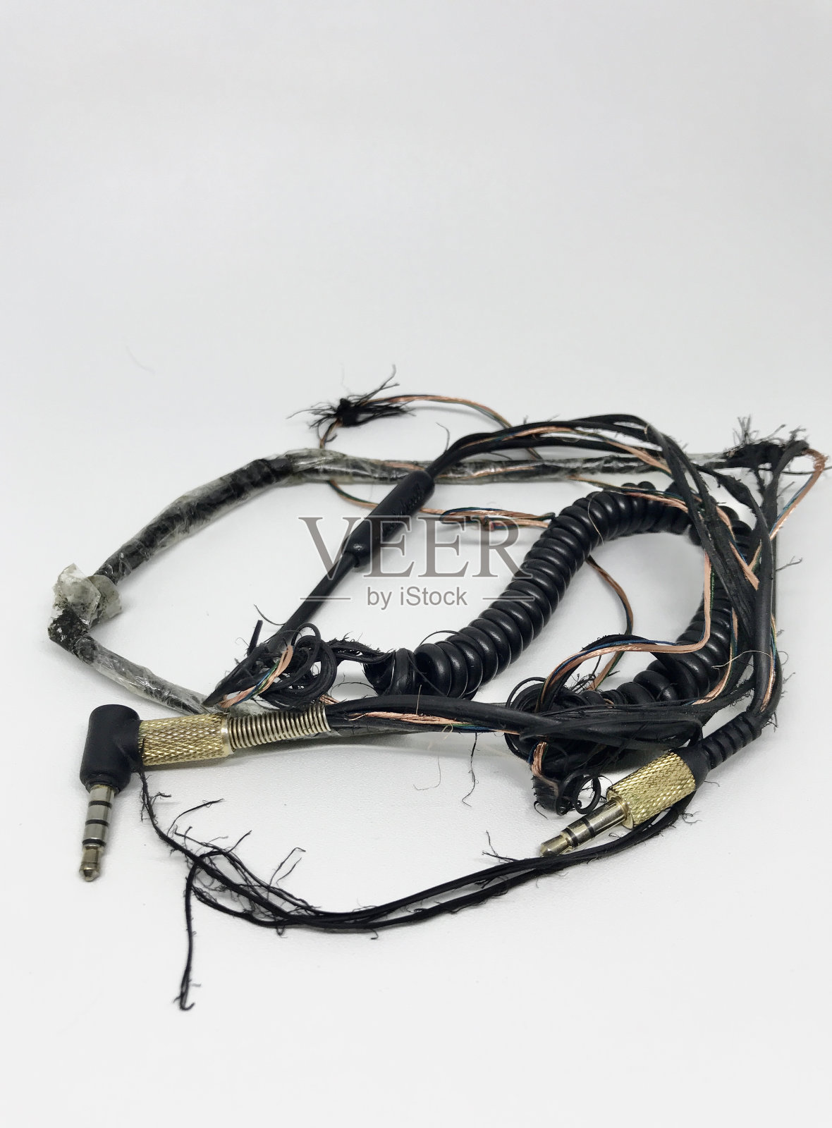 断黑色耳机线与白色背景照片摄影图片