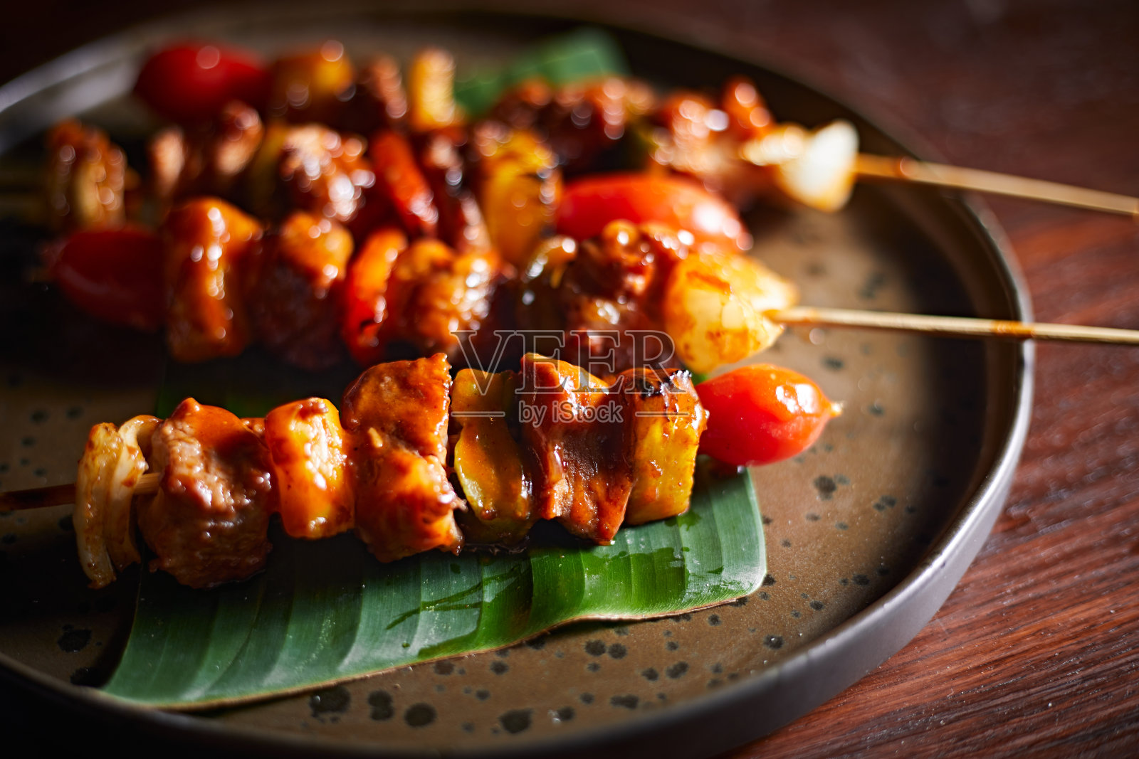 烤肉配洋葱和菠萝照片摄影图片