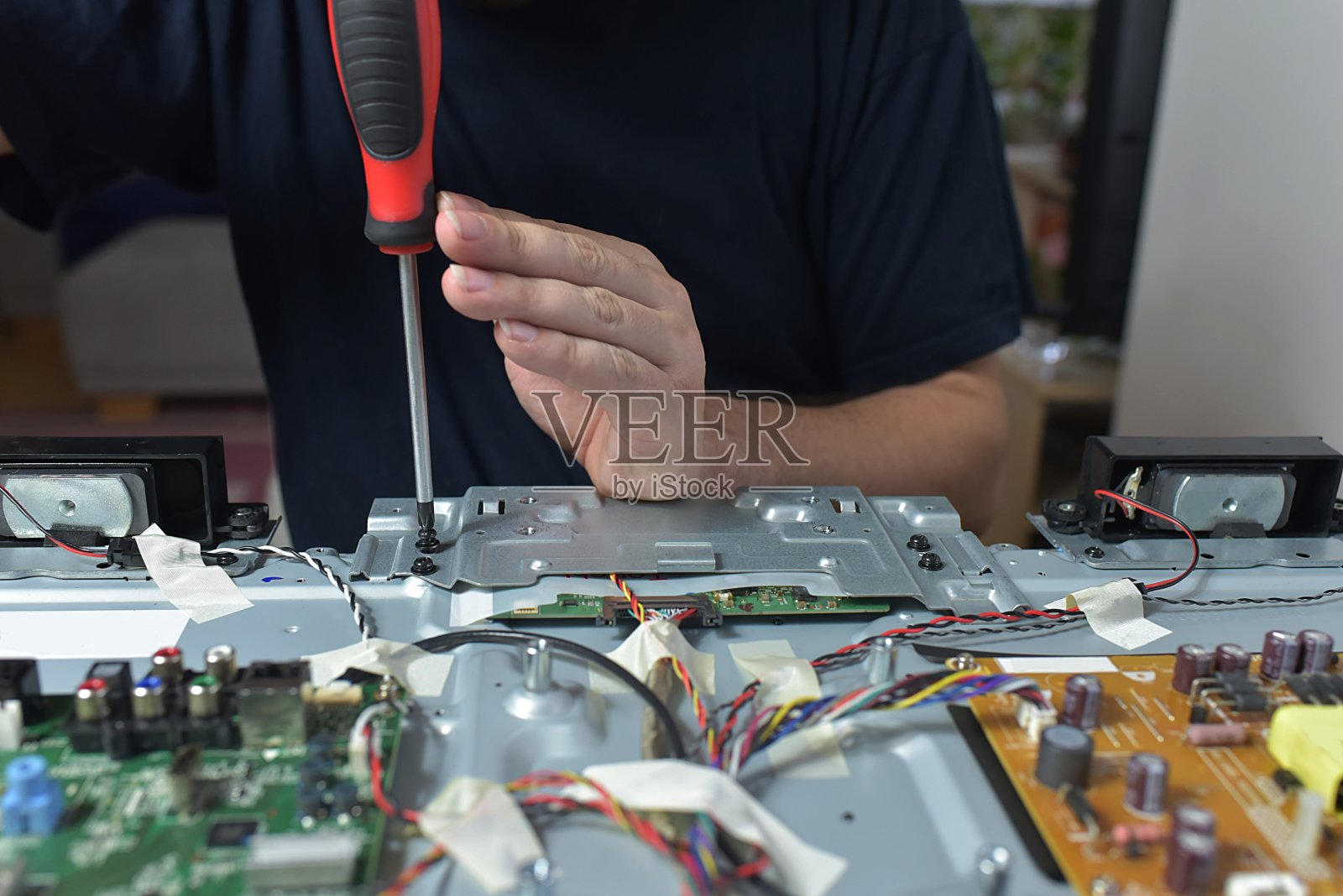 在家里修坏电视的人照片摄影图片