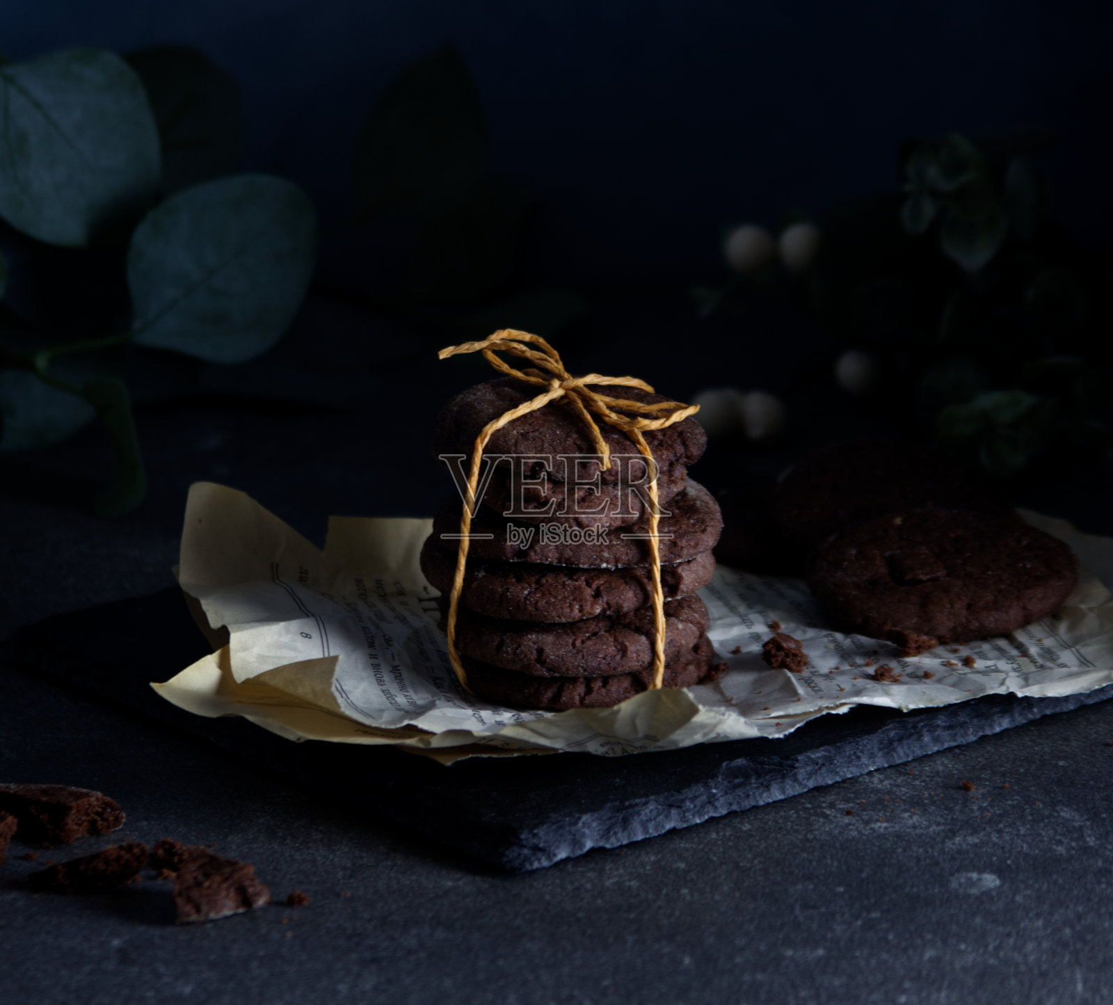 用绳子绑着自制巧克力饼干的特写镜头照片摄影图片