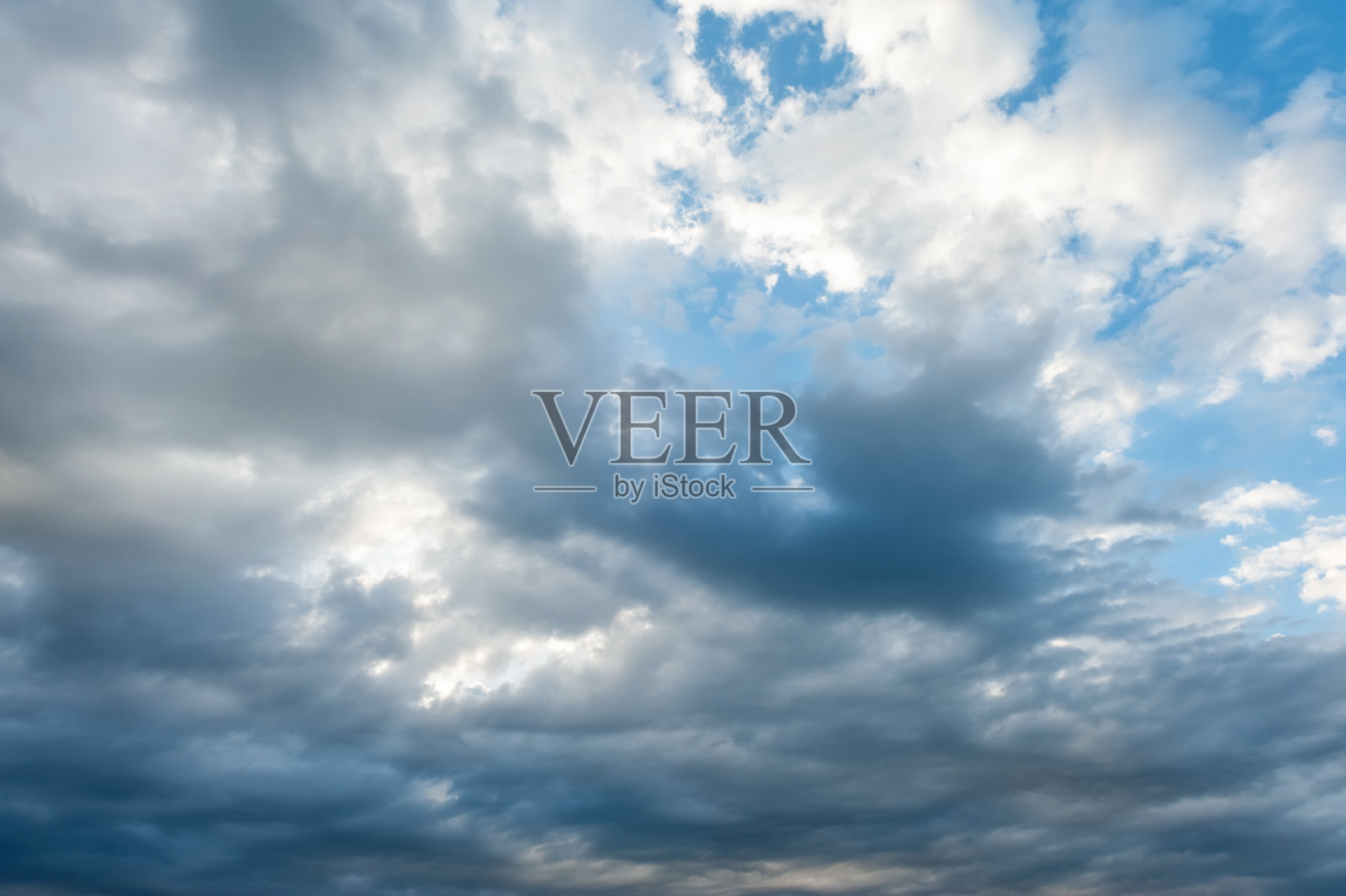 日落时，暴风雨的天空中乌云密布照片摄影图片