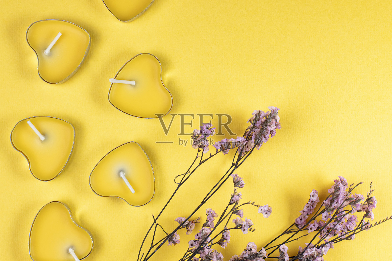 贺卡模型，芳香的蜡烛和春天玫瑰的枝条，文字的空间照片摄影图片