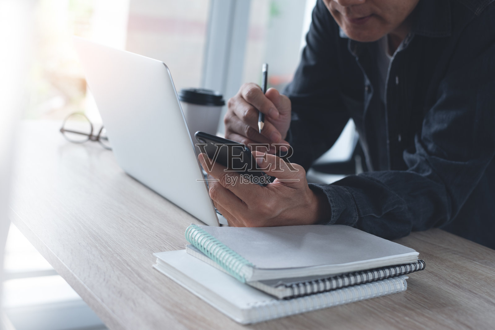 在家里用笔记本电脑工作的商人照片摄影图片