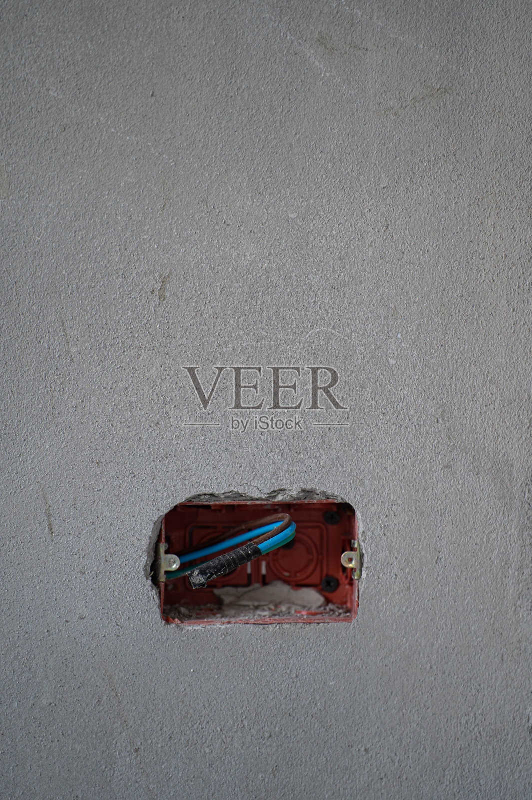 混凝土墙上的电源插座，复印空间。照片摄影图片