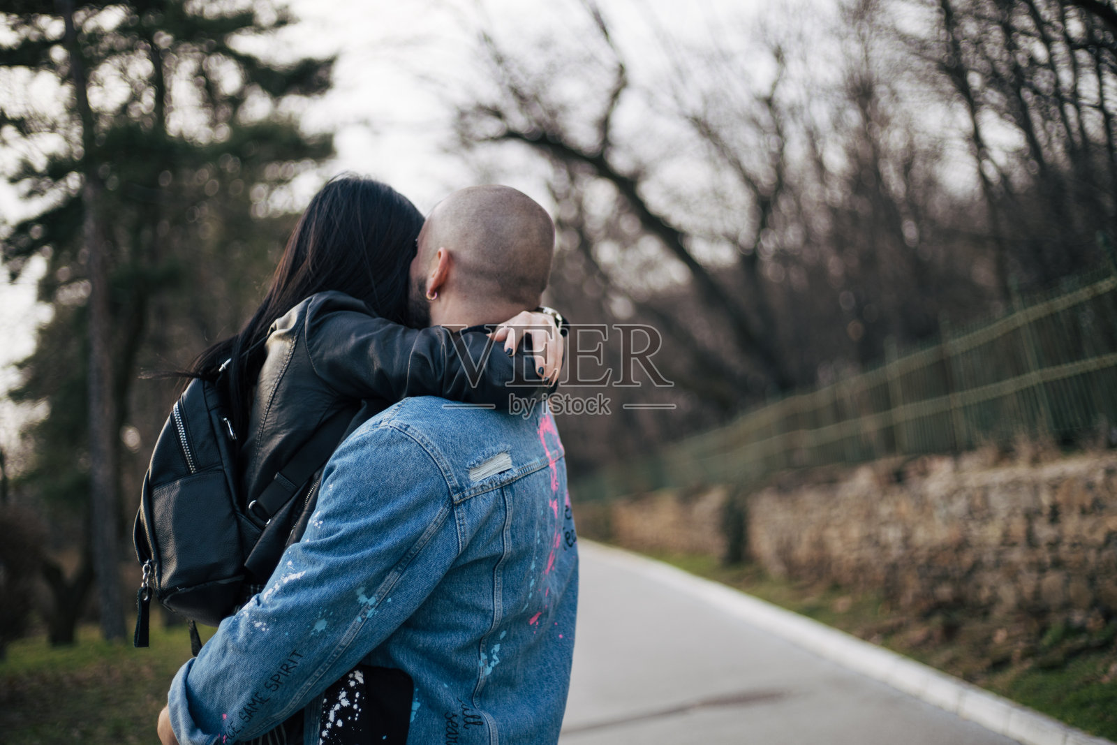 浪漫的年轻夫妇照片摄影图片