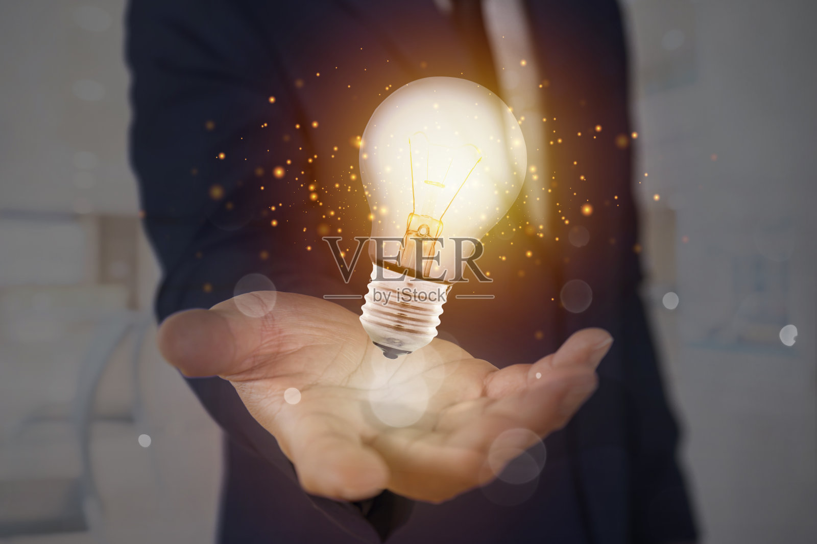 商人的手握着照明灯泡，创意，创新照片摄影图片