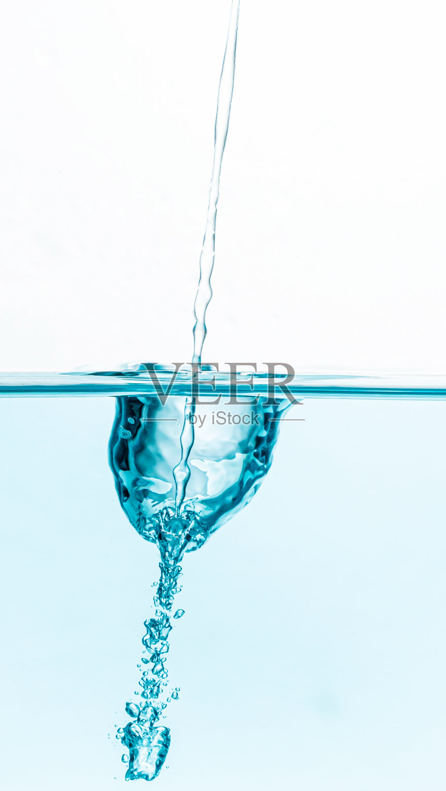 溢出的水滴在地板上孤立的白色背景。照片摄影图片