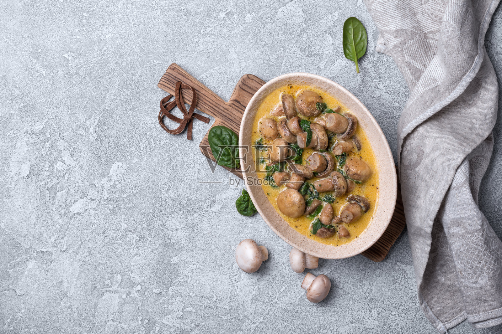 香菇配菠菜叶和奶油酱照片摄影图片