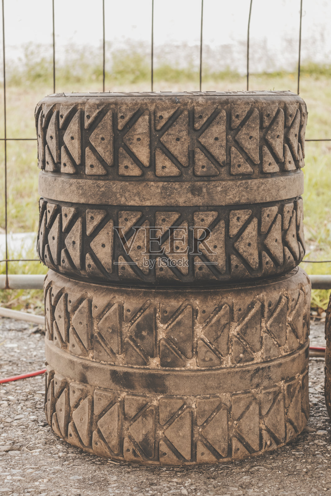 高角度的观点，两个堆叠和肮脏的拉力赛轮胎。照片摄影图片