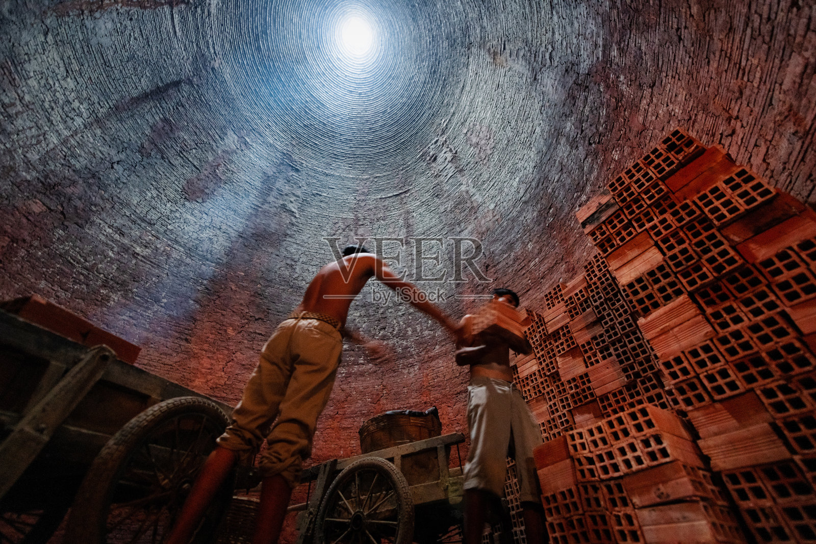 美丽的越南妇女肖像与传统的越南帽子，抱着粉红色的莲花走在木桥在大莲花湖，越南，aisan或东南亚旅游概念照片摄影图片