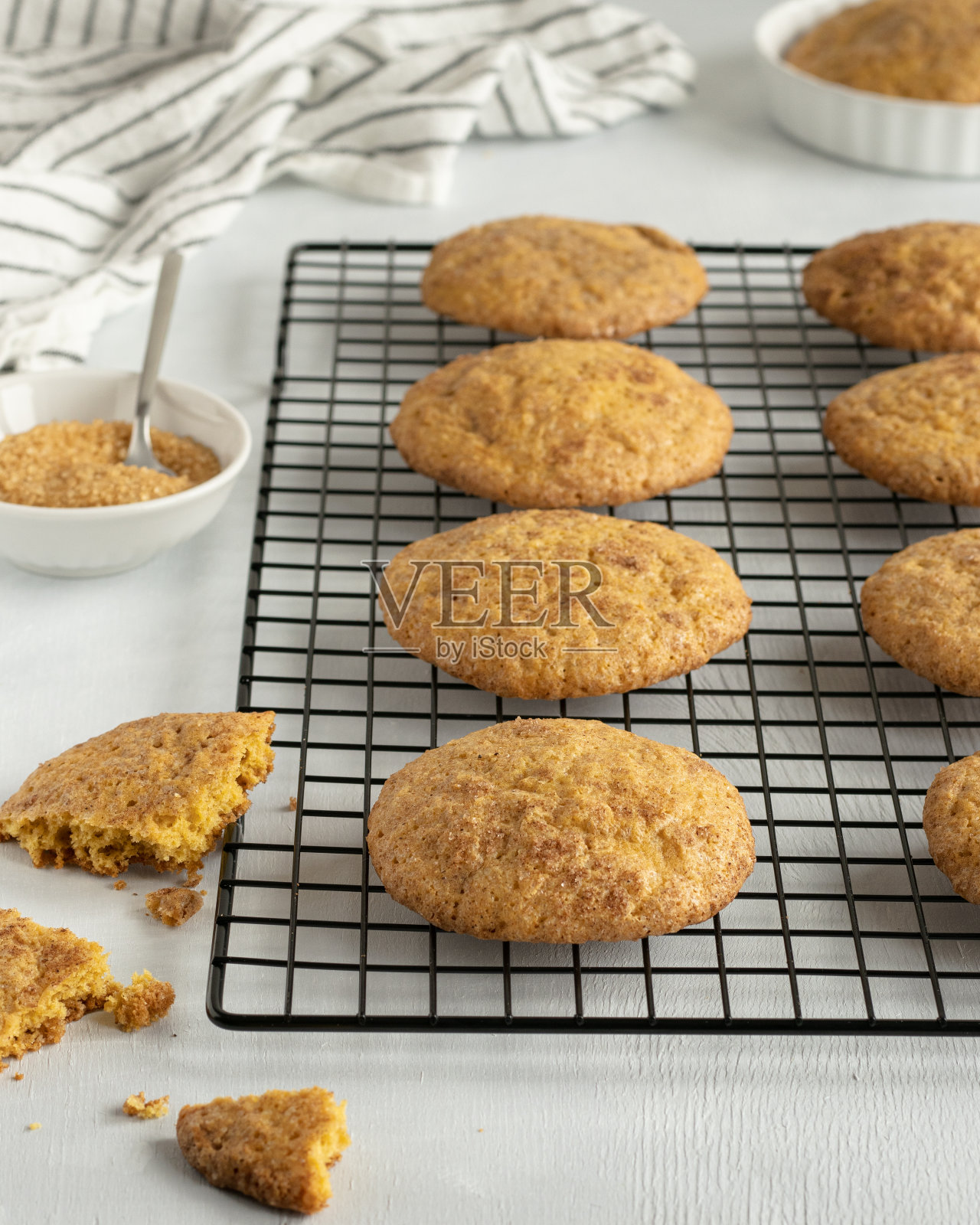 把南瓜饼干放在冷却架上照片摄影图片