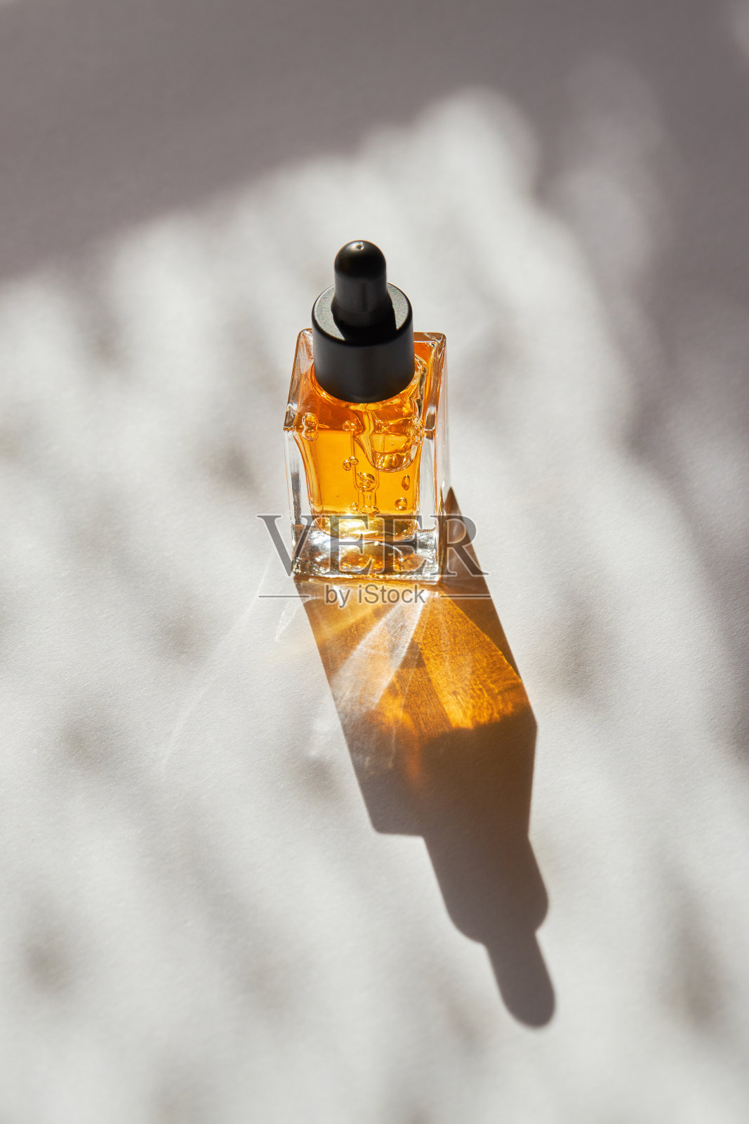 透明指甲和角质层护理油，玻璃瓶，带吸液器照片摄影图片