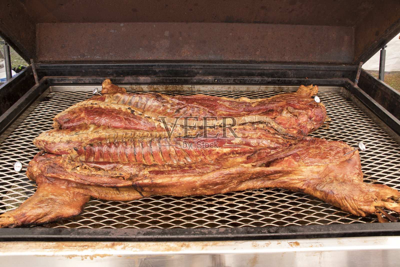 煮熟的整只猪准备接受评判照片摄影图片