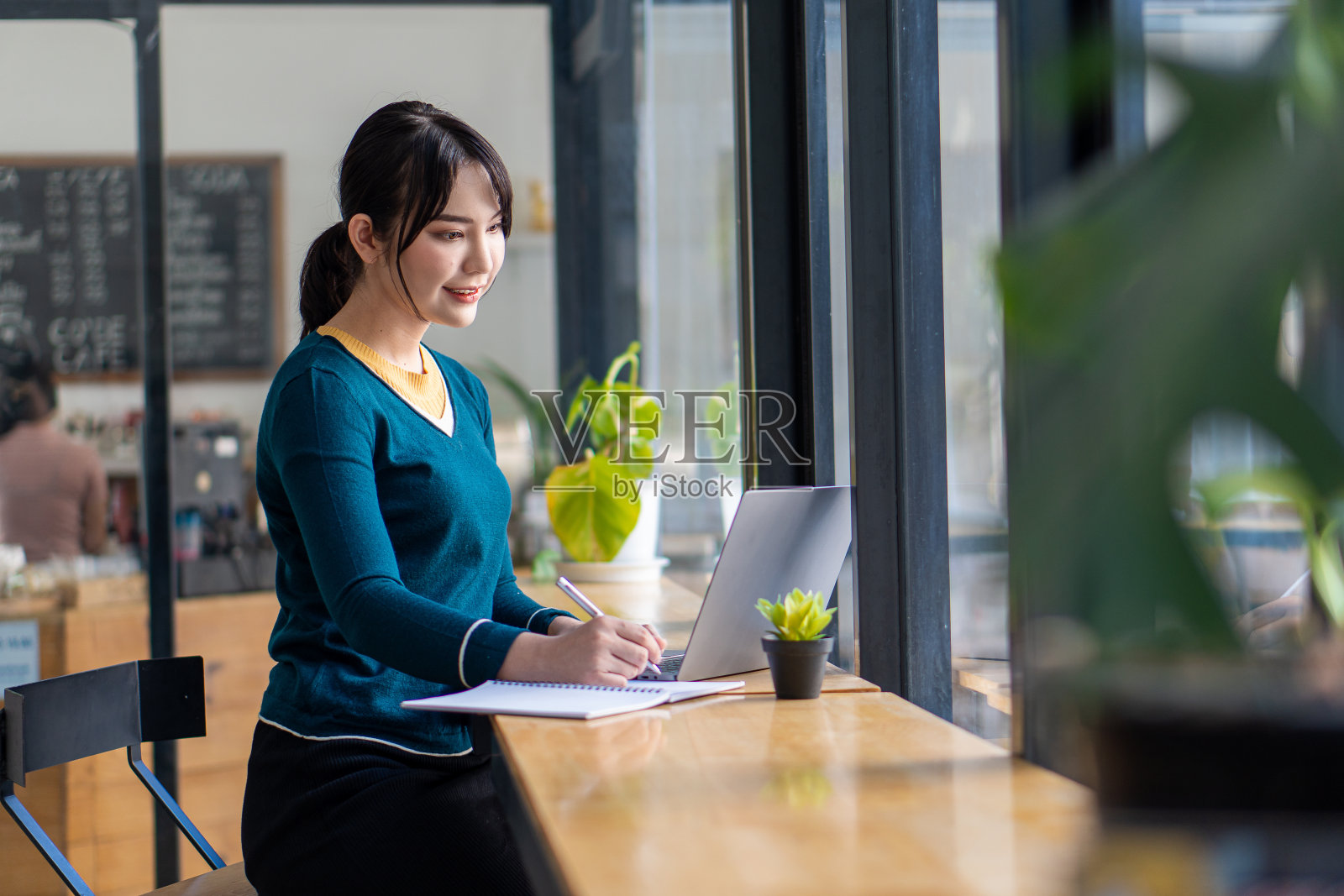 亚洲女性在办公桌前用笔记本电脑、电脑和虎皮工作。小企业主，雇员，在线，自由职业者，中小企业营销，电子商务，金融，办公室营销创意。照片摄影图片