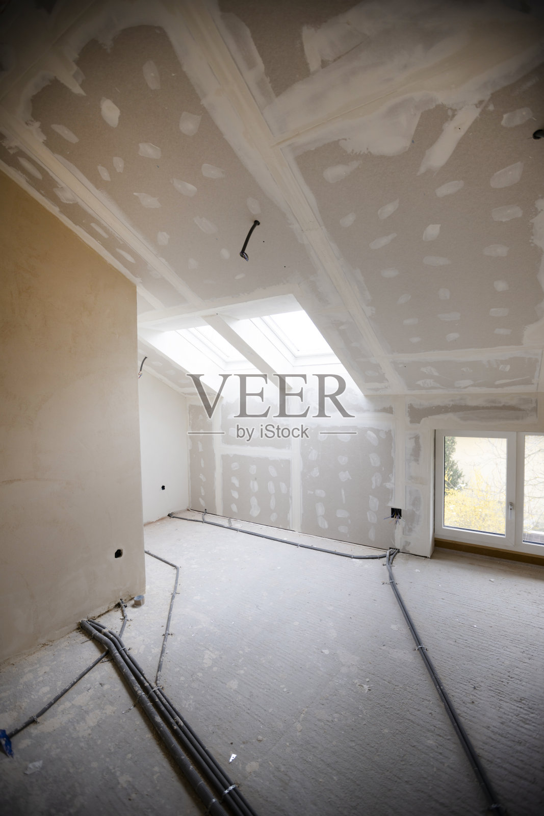 阁楼饰面在石膏板和抹灰阶段照片摄影图片