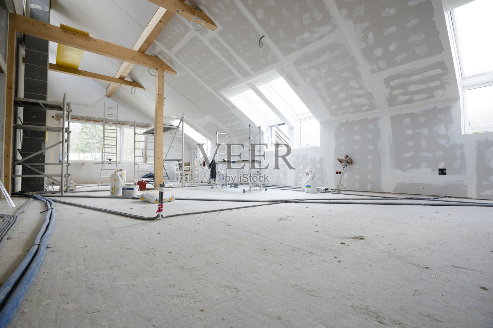 阁楼饰面在石膏板和抹灰阶段照片摄影图片