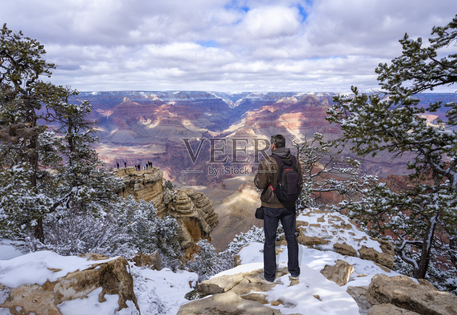 一个人在亚利桑那州山区度寒假。照片摄影图片