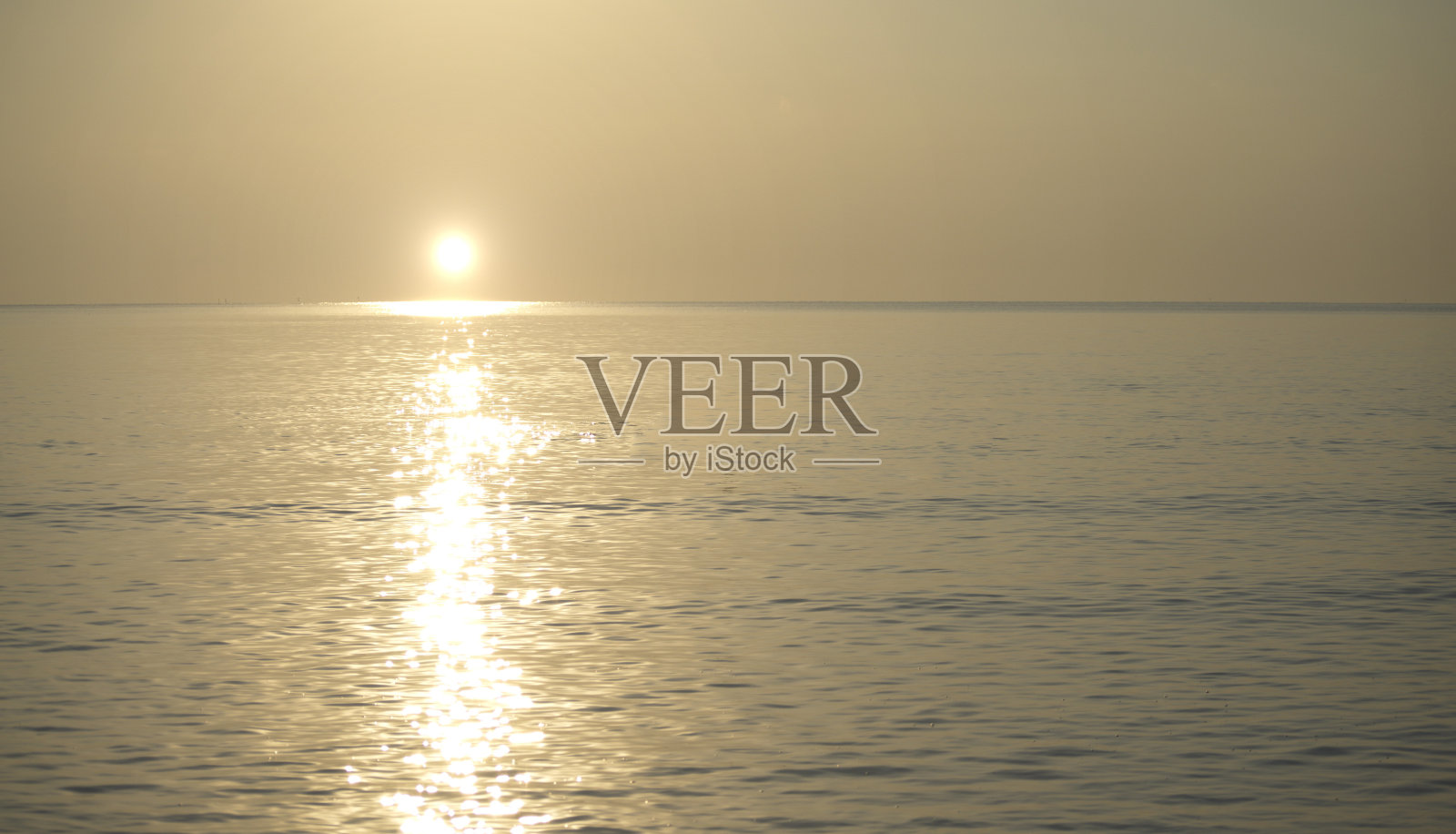 海上地平线上的日落。观赏海景的黄金时间。照片摄影图片