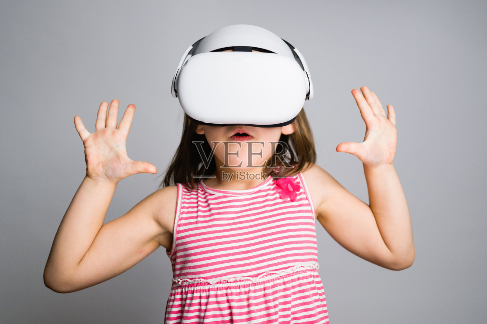 小女孩玩VR耳机的乐趣照片摄影图片
