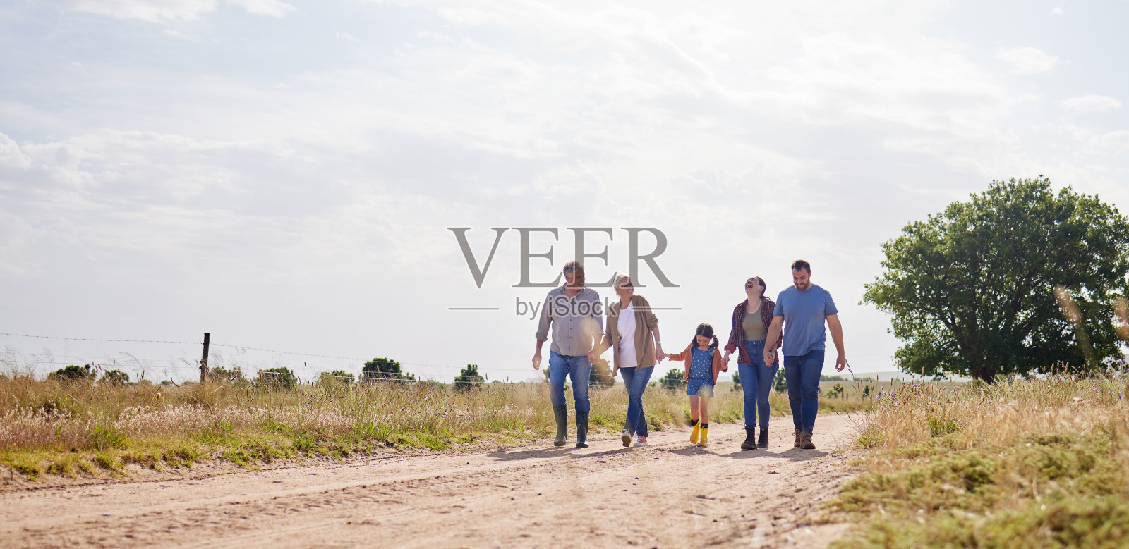 拍摄的是一个几代同堂的家庭一起在农场散步照片摄影图片