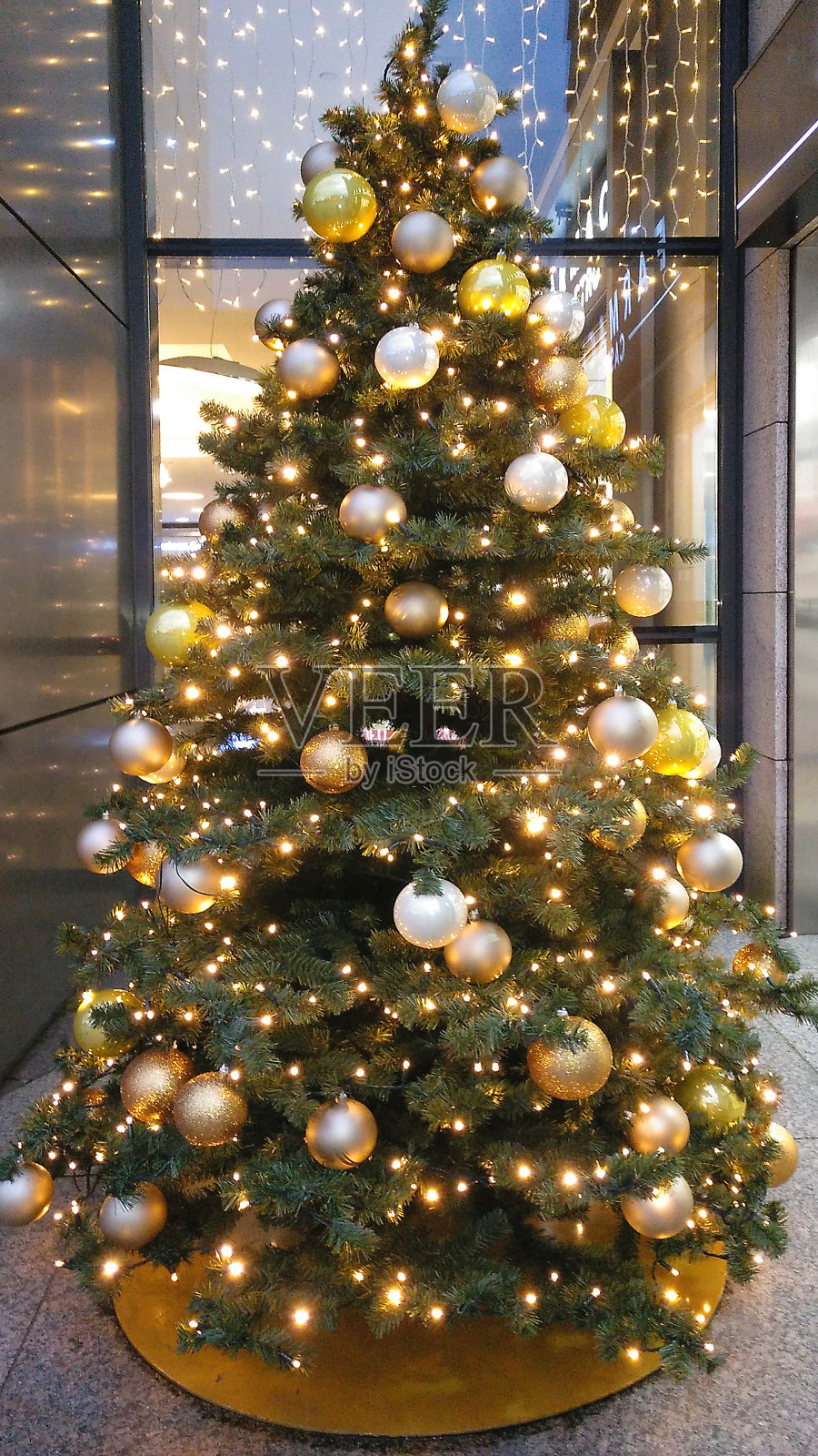 圣诞树、装饰品、球、金色LED灯。照片摄影图片