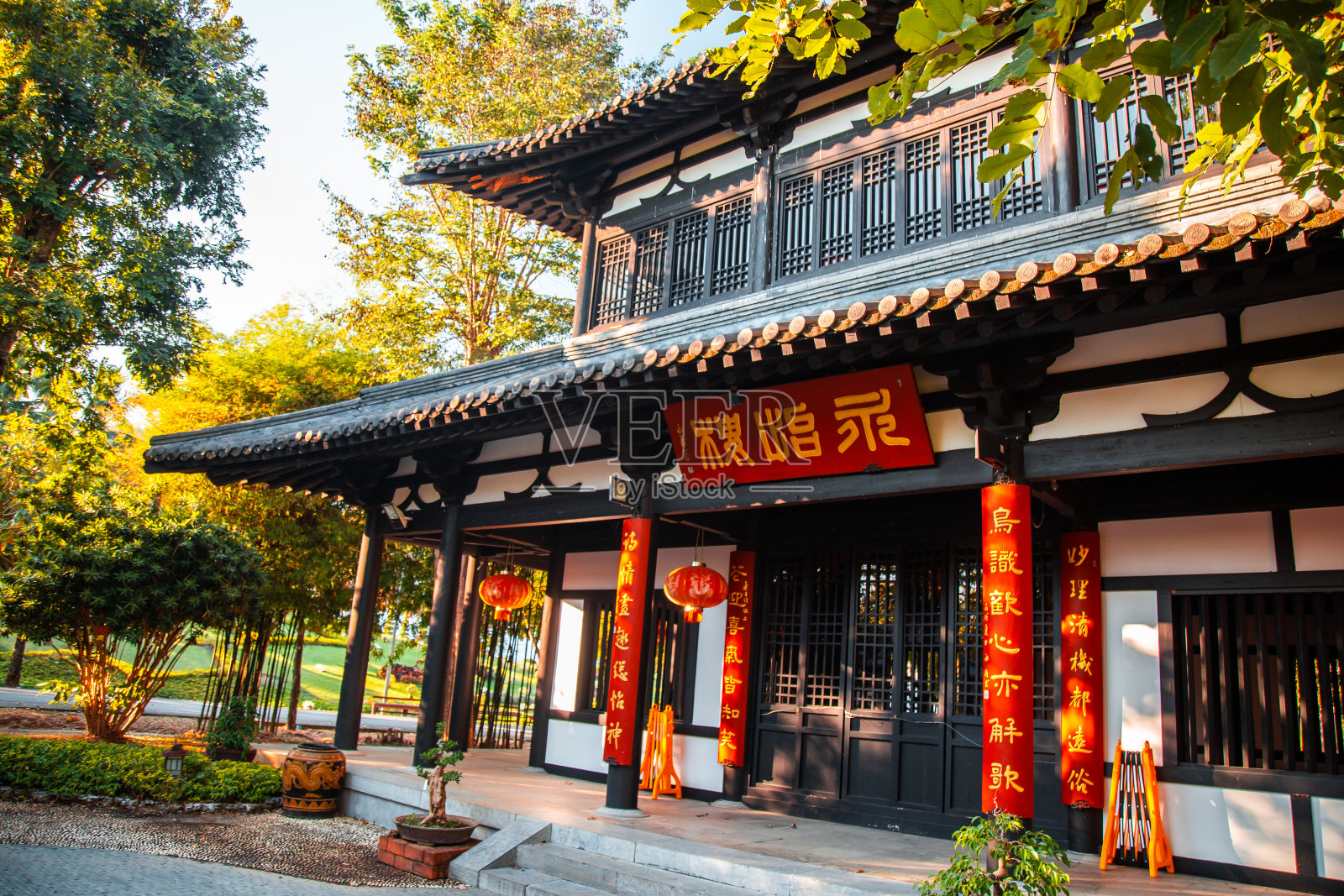 Rajapruek皇家公园，泰国清迈的植物园和亭子照片摄影图片