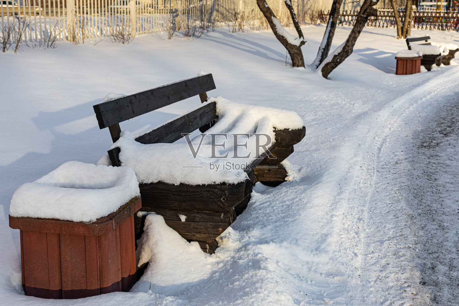 冬季广场上空荡荡的积雪长凳照片摄影图片