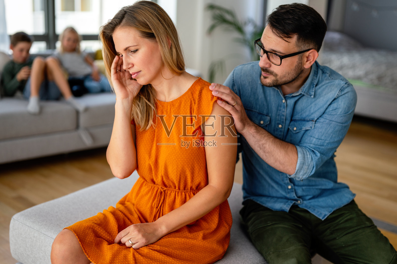 不愉快的夫妇在家里吵架。家庭，问题，争论人们的观念。照片摄影图片