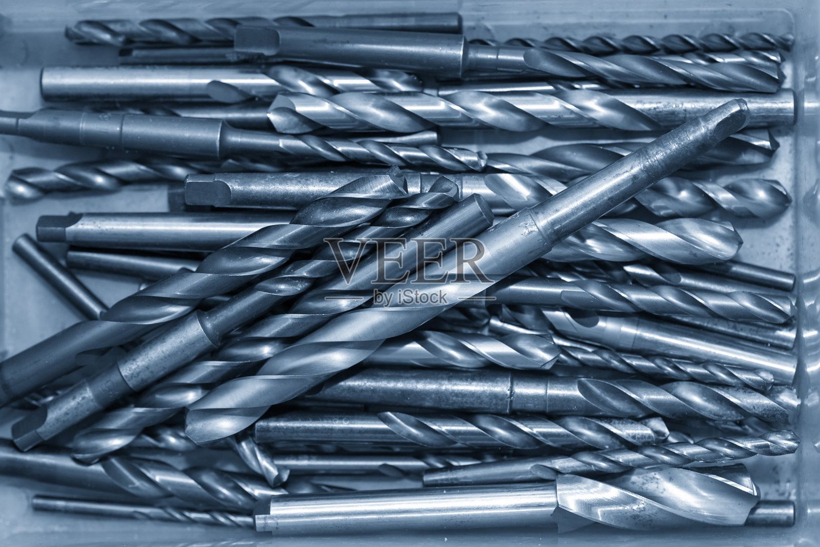 该组各种尺寸的钻具装在集装箱箱内。照片摄影图片