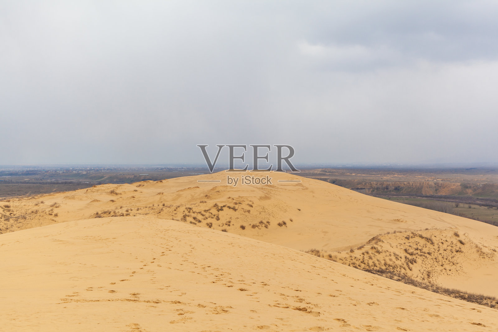 多云的一天，高加索地区一座独特的沙山。照片摄影图片