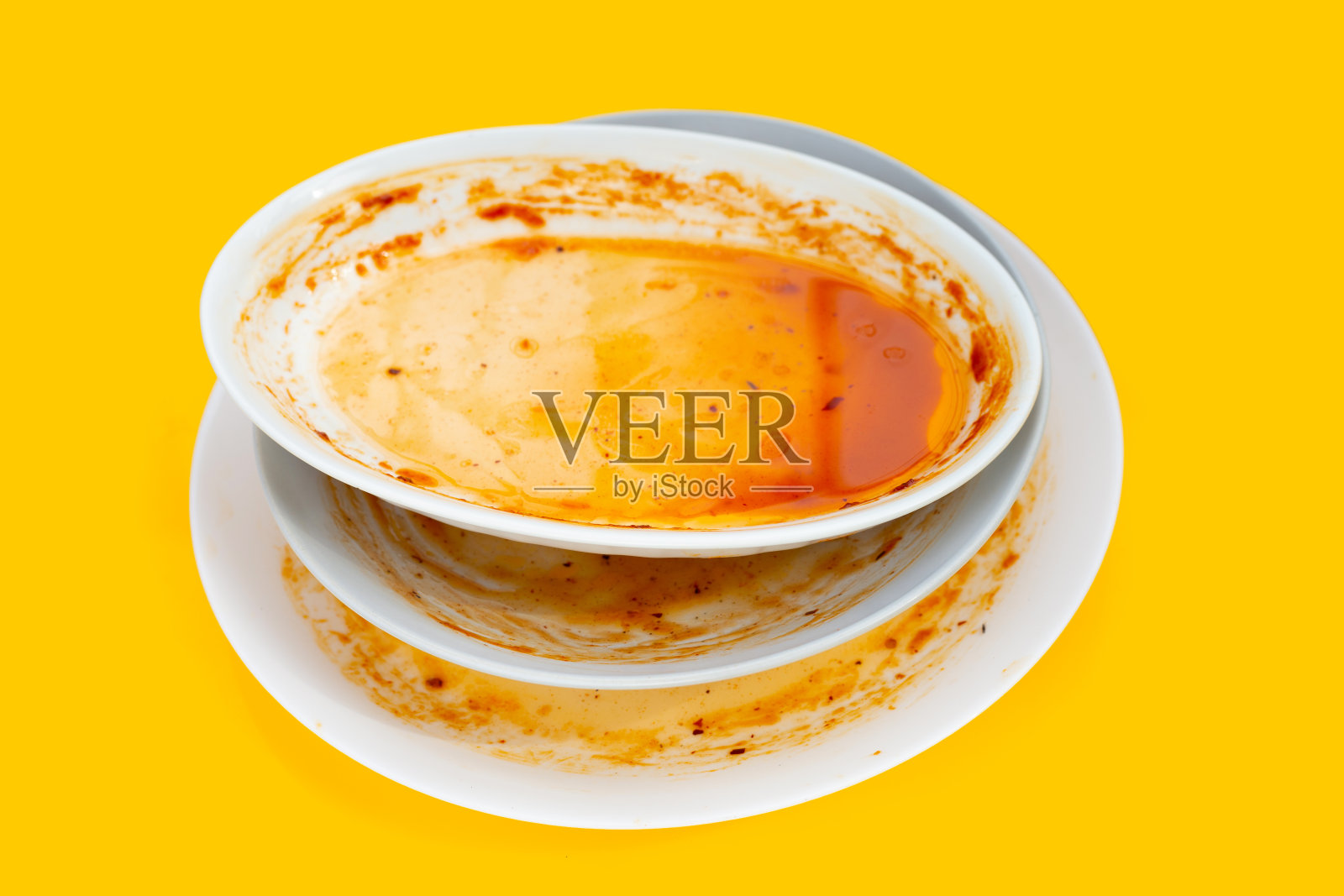 黄色背景上的脏盘子。俯视图照片摄影图片