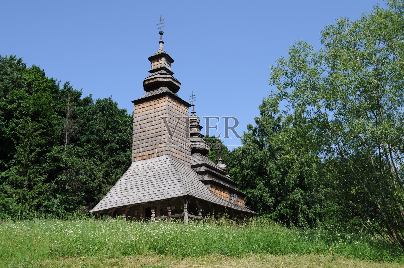 皮罗戈沃历史公园重建的木制乌克兰村庄，旧教堂照片摄影图片