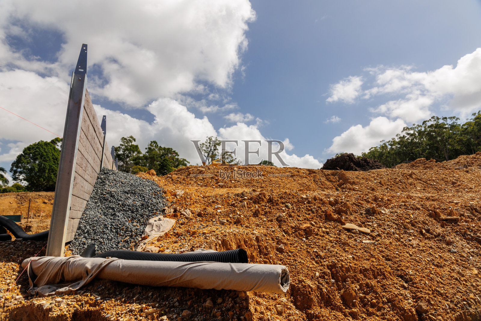 房屋发展工地的混凝土枕木挡土墙照片摄影图片