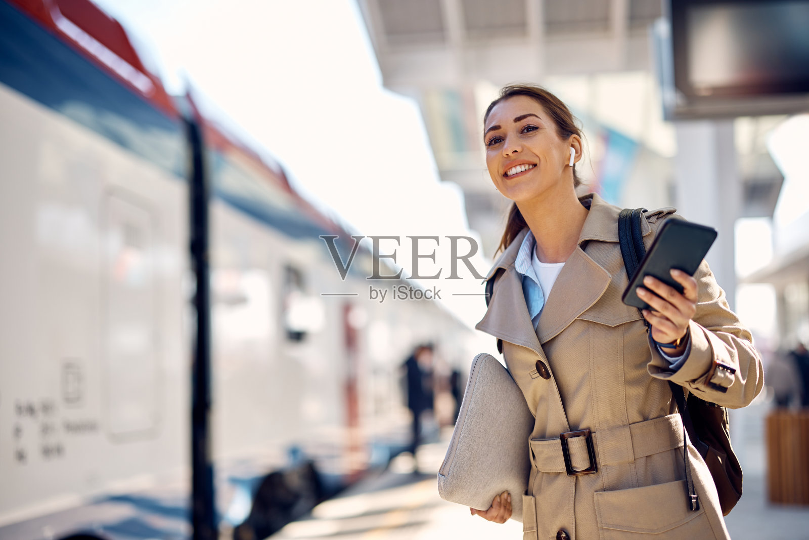 太好了，我的火车来了!照片摄影图片
