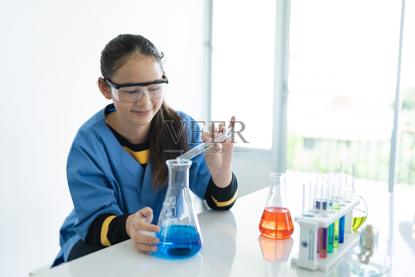 肖像女孩学习科学与测试化学玻璃器皿照片摄影图片
