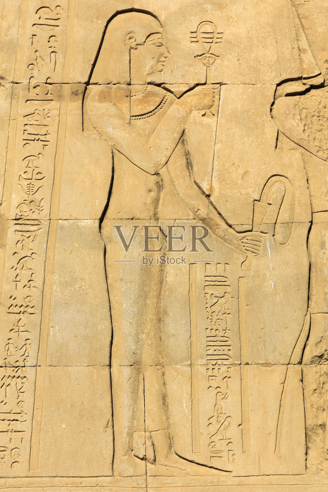 持西斯特姆乐器象形文字的人，埃及埃德富神庙照片摄影图片