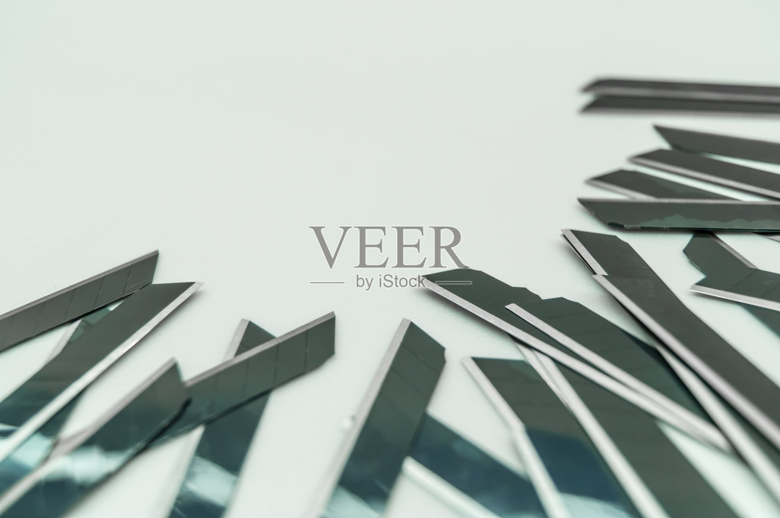 新的黑色刀片文具刀。一包备用文具刀。选择性聚焦，复制空间照片摄影图片